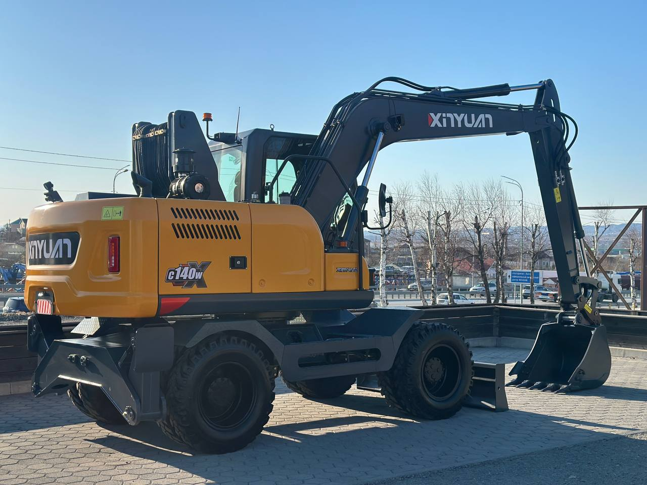 Колесный экскаватор XINYUAN C140W с лифт-кабиной