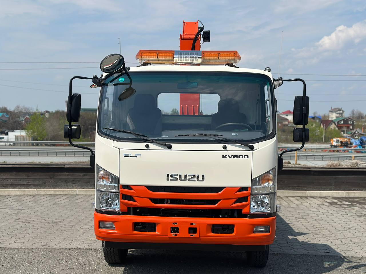 Эвакуаторная платформа 4.5 т с КМУ 3.2 т на шасси Isuzu Elf