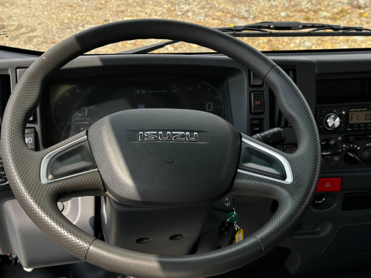 Эвакуаторная платформа 4.5 т с КМУ 3.2 т на шасси Isuzu Elf