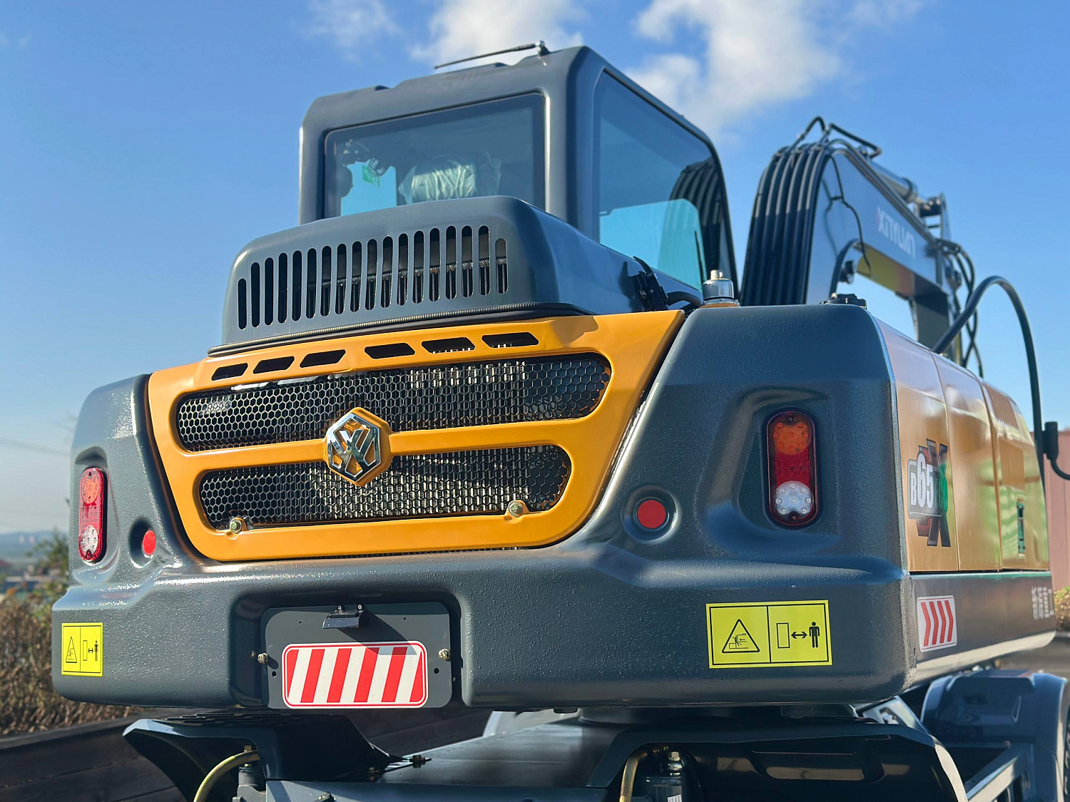 Колесный экскаватор XINYUAN B65 ECO