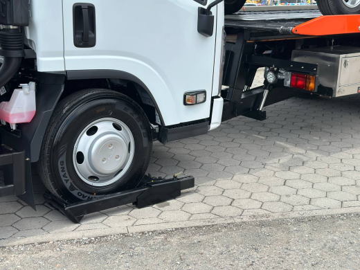 Эвакуаторная платформа 4.5 т с КМУ 3.2 т на шасси Isuzu Elf