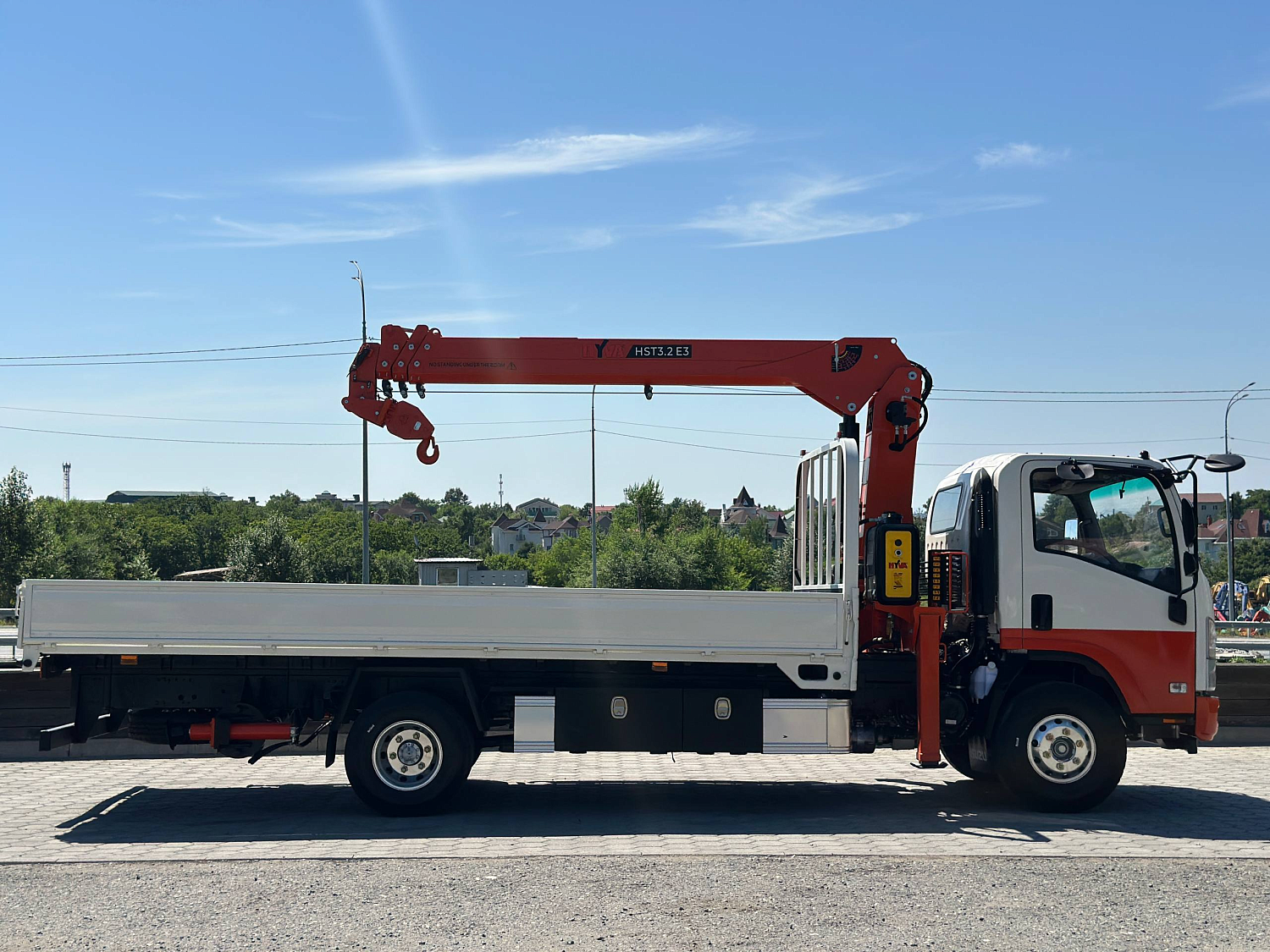 ISUZU ELF бортовой с КМУ HYVA